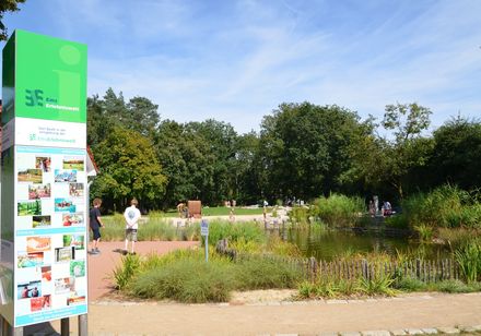 Schild im Garten der Ems-Erlebniswelt in Schloß Holte-Stukenbrock