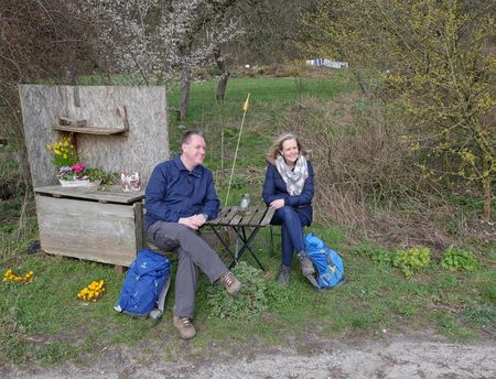Wanderer machen Rast am Picknickplatz