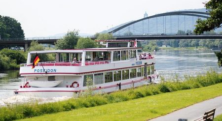 Zu sehen ist das Schiff Poseidon auf der Weser. Im Hintergrund sieht man die Weserbrücke und das Kaiser-Wilhelm Denkmal.