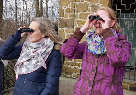 Wanderer blicken durch ein Fernglas 