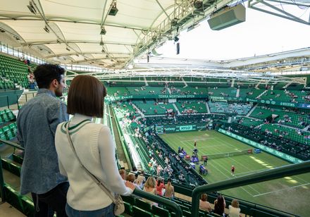 Zuschauer schauen auf Tennisfeld bei den Terra Wortmann Open