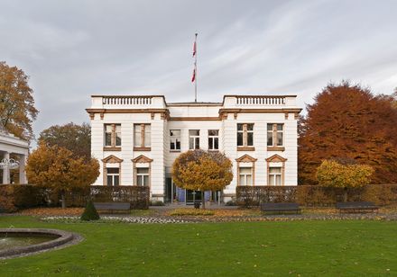 Haus des Gastes Bad Oeynhausen. Weißer villenartiger Bau im Kurpark.