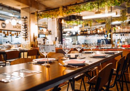 Ein stilvoll gedeckter Tisch in einem modernen Restaurant, umgeben von gemütlicher Atmosphäre.