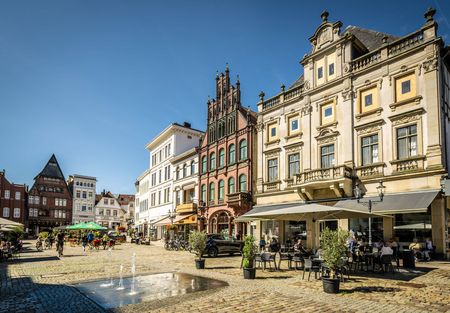 Marktplatz Minden mit Brunnen und verzierten Häuserfassaden