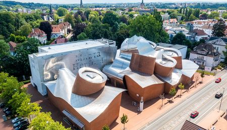 Marta Herford: Modernes Kunstmuseum mit beeindruckender Architektur, umgeben von grüner Kulisse.