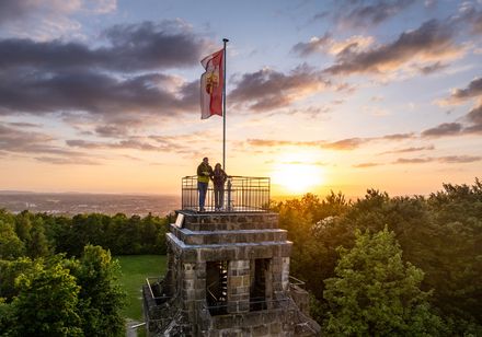 Zwei Personen auf dem Bismarckturm Herford bei Sonnenuntergang
